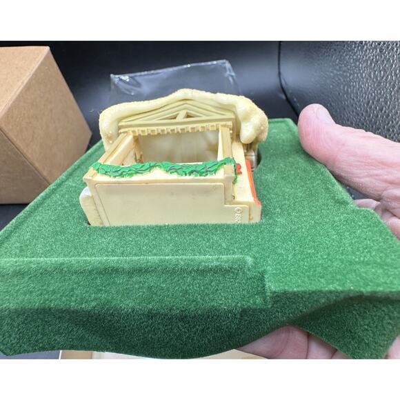 Hallmark Keepsake Christmas Ornament 1982 SANTA'S WORKSHOP -32D - Picture 6 of 9